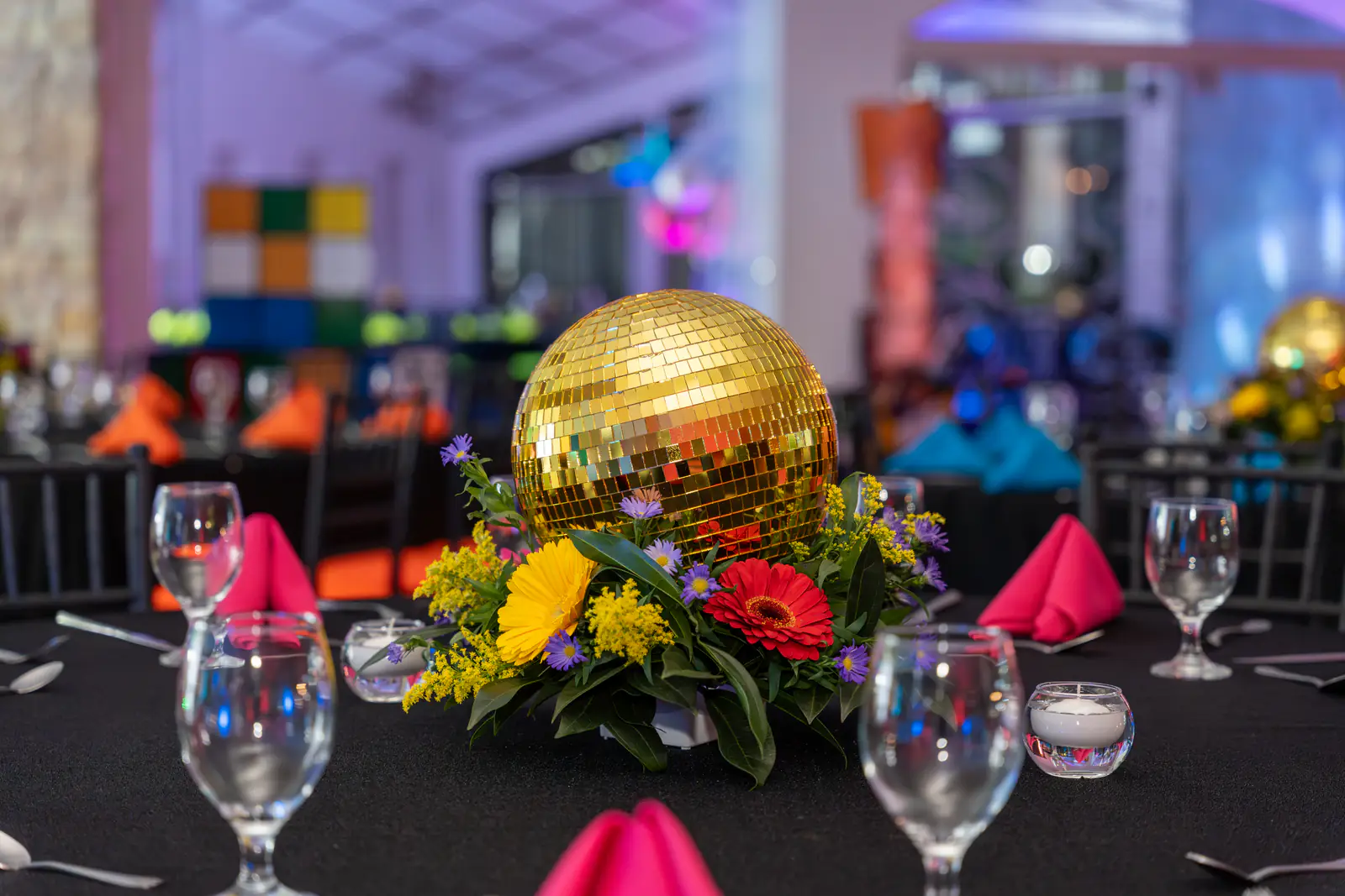 Mesa montada con centro floral y ambientación para evento corporativo