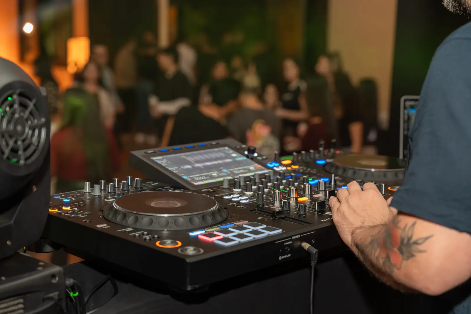 Consola de audio profesional en producción de InnovaSpot