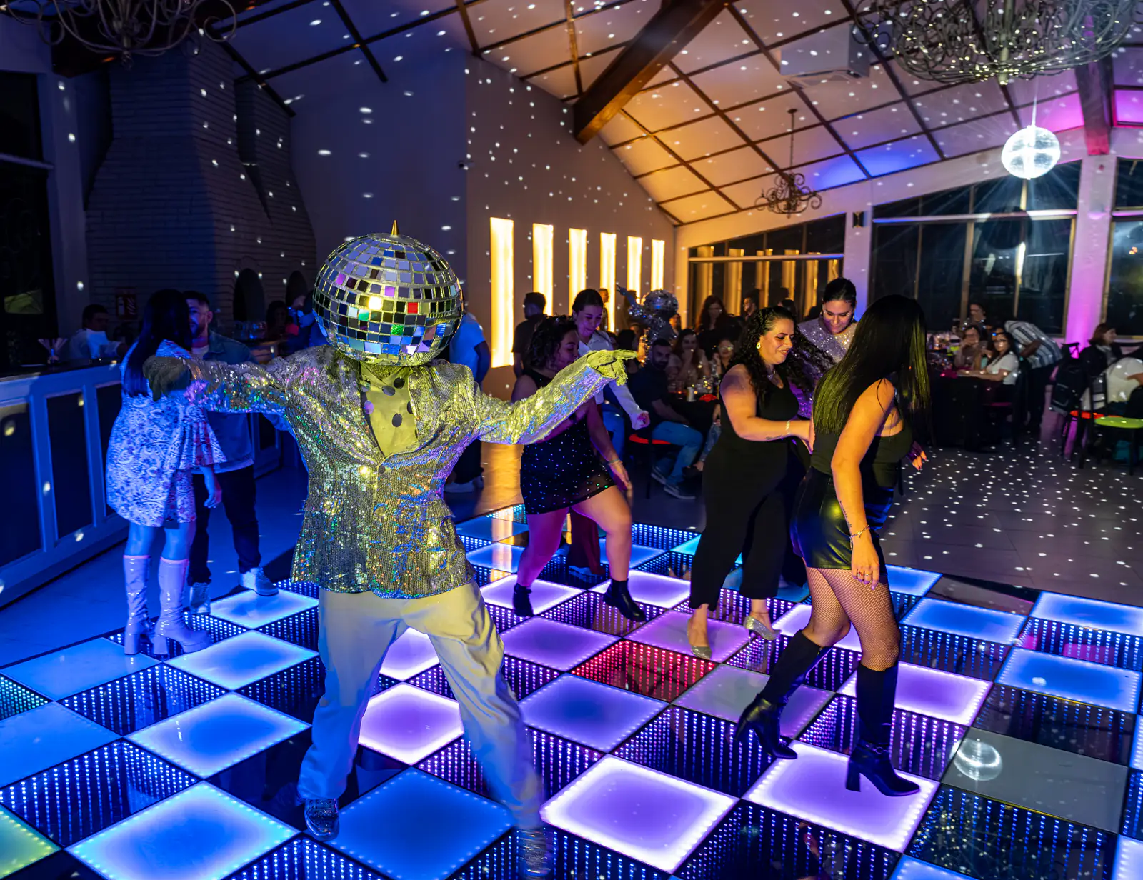 Personaje con esfera de espejos en pista LED de InnovaSpot