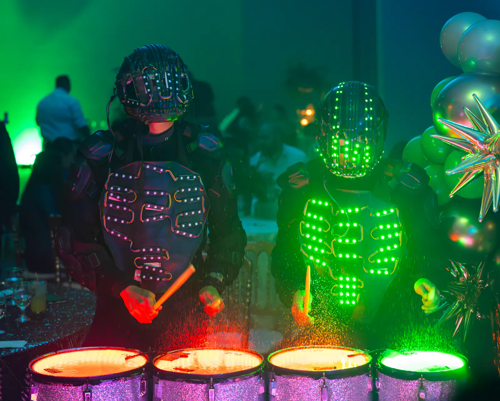 Show de tambores con trajes LED producido por InnovaSpot