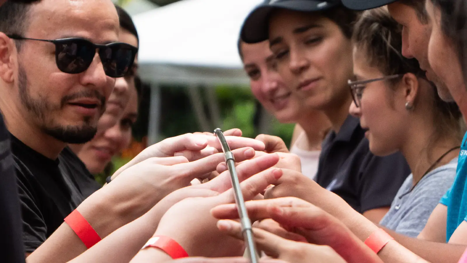 Equipo participando en una dinámica de team building